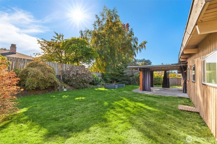 Property Photo:  8227 SE 35th Street  WA 98040 