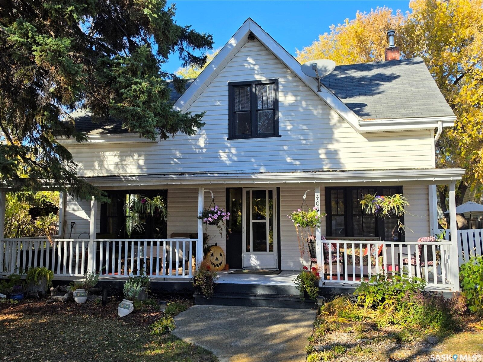 Property Photo:  409 3rd Avenue W  SK S9X 1B8 
