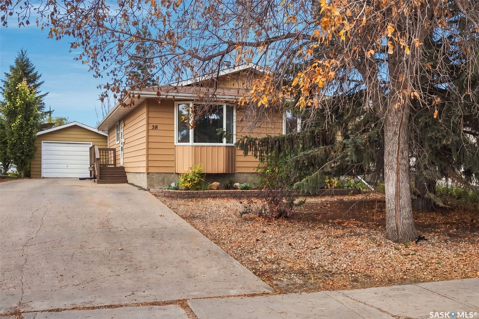 Property Photo: 38 Petersmeyer Street SK S4R 7P7