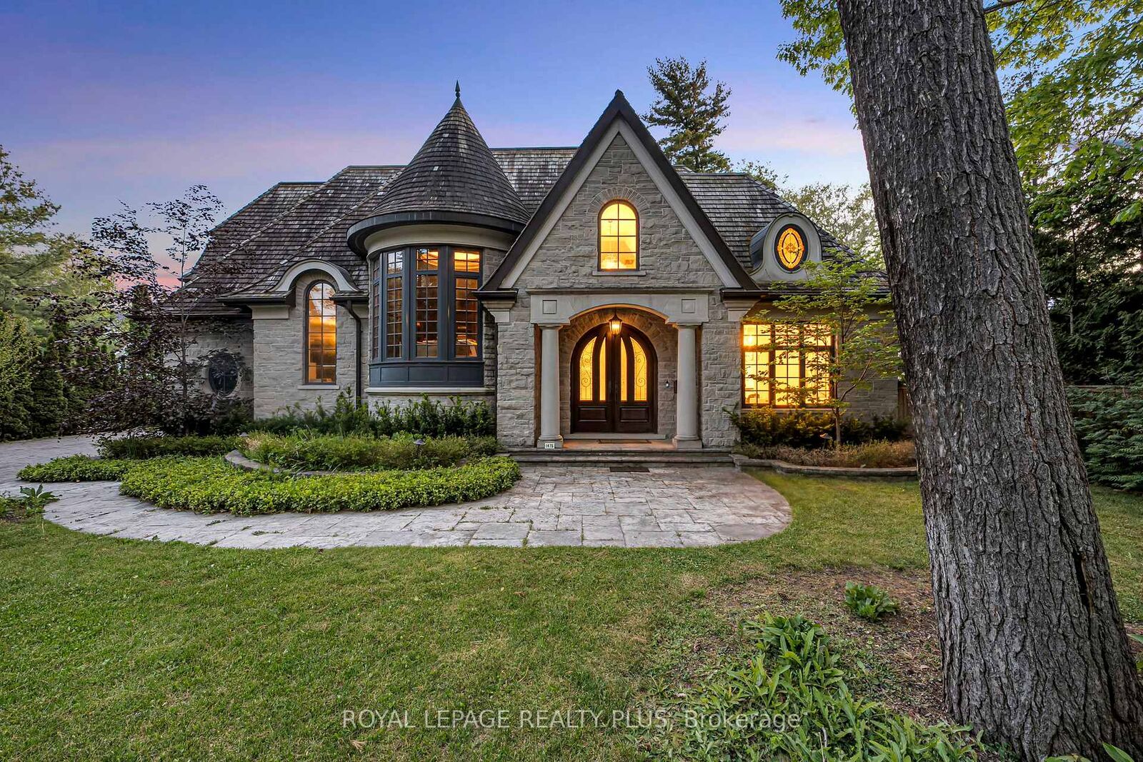 Property Photo:  1476 Carmen Drive  ON L5G 3Z1 