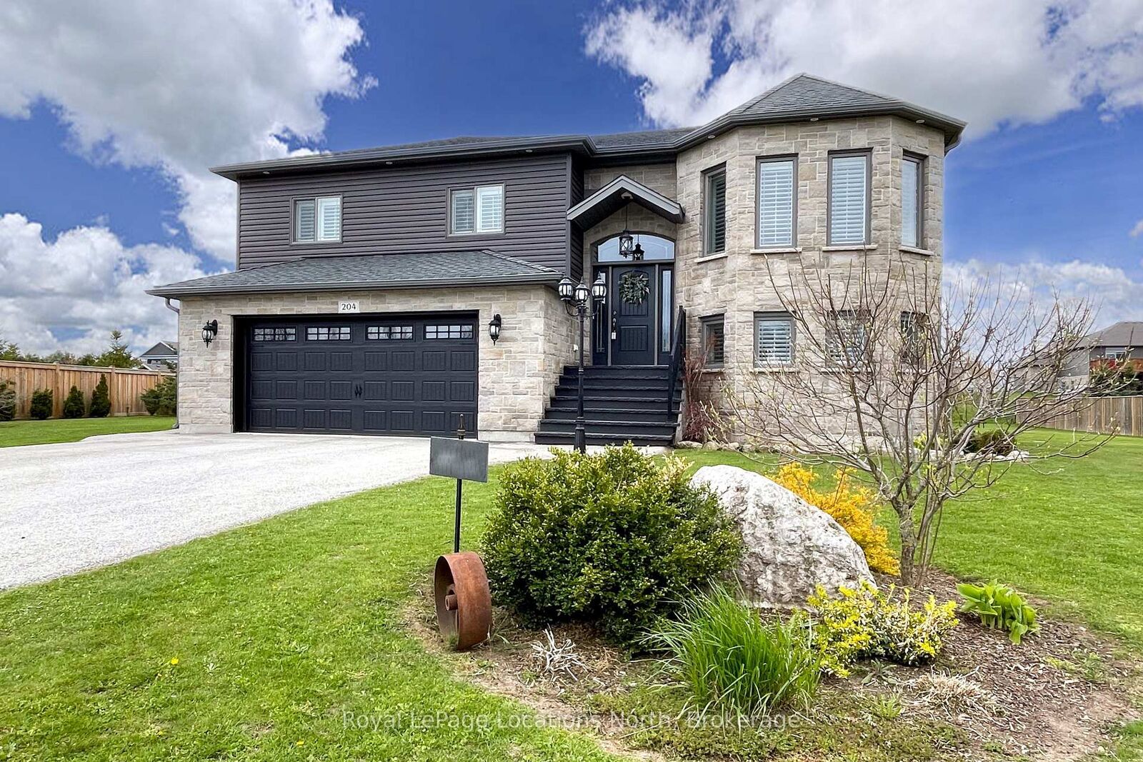 Property Photo:  204 Mactay Drive  ON N0G 1H0 