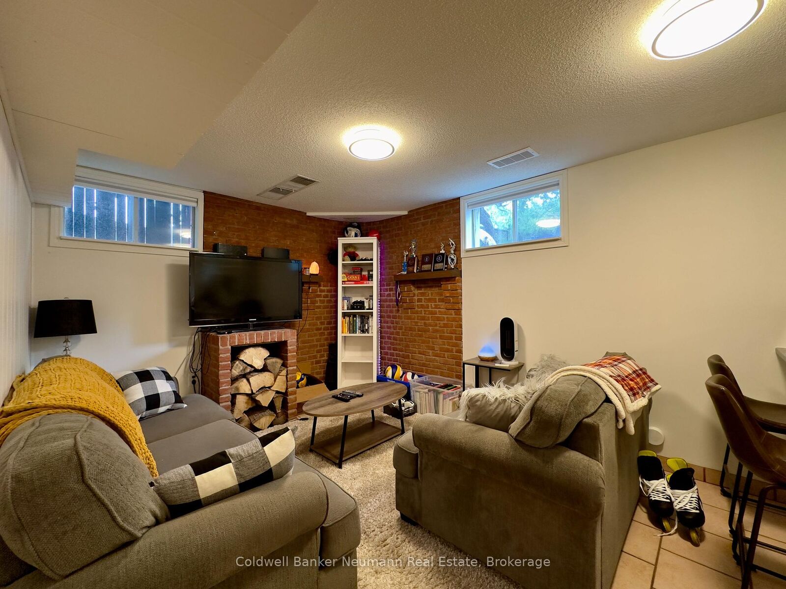 Property Photo:  52 Renfield Street Lower  ON N1E 4A2 
