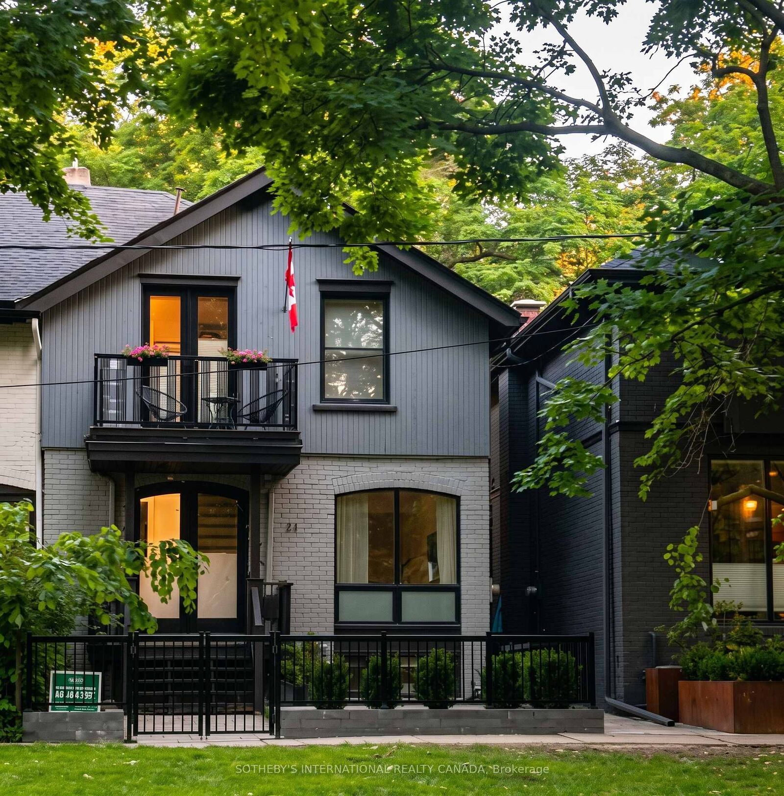 Property Photo:  21 Hillcrest Park  ON M4X 1E8 