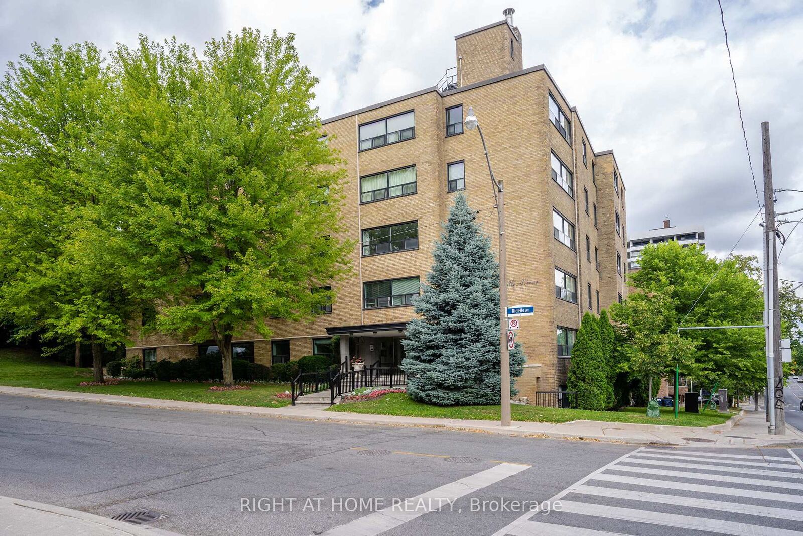 Property Photo:  2 Ridelle Avenue 502  ON M6B 1H4 