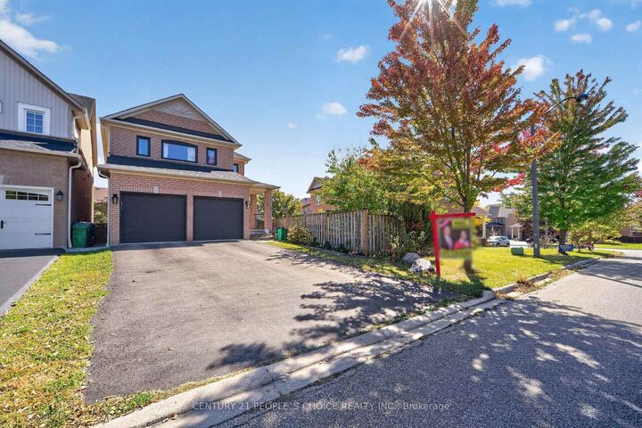 Property Photo:  812 Knotty Pine Grove  ON L5W 1K5 