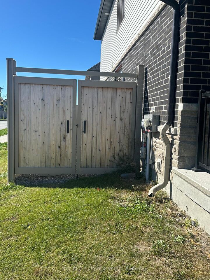 Property Photo:  419 Shuttleworth Dr Drive  ON K1T 0V4 