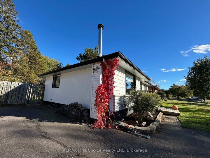 Property Photo:  176 Crescent Avenue  ON P7A 7K6 