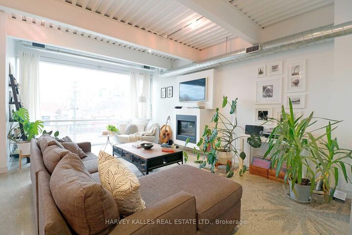 Property Photo:  214 Bathurst Street Ph3a  ON M5T 2R9 