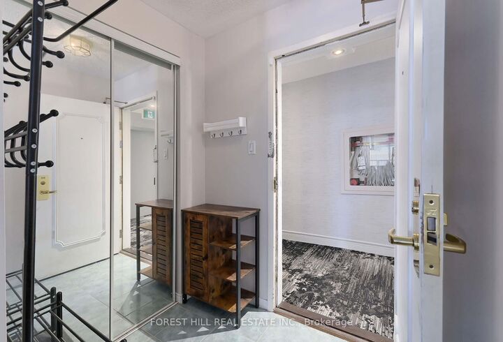 Property Photo:  887 Bay Street 613  ON M5S 1Z7 
