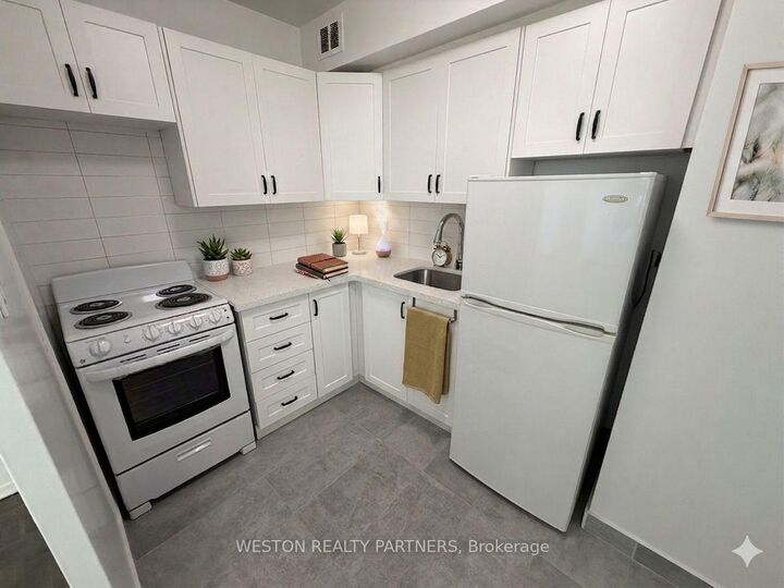 Property Photo:  171 Erskine Avenue 202  ON M4P 2L6 