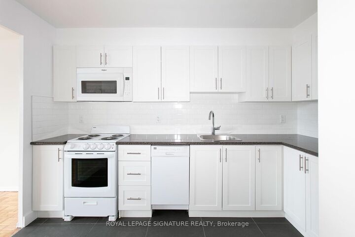 Property Photo:  6200 Bathurst Street 511  ON M2R 2A3 