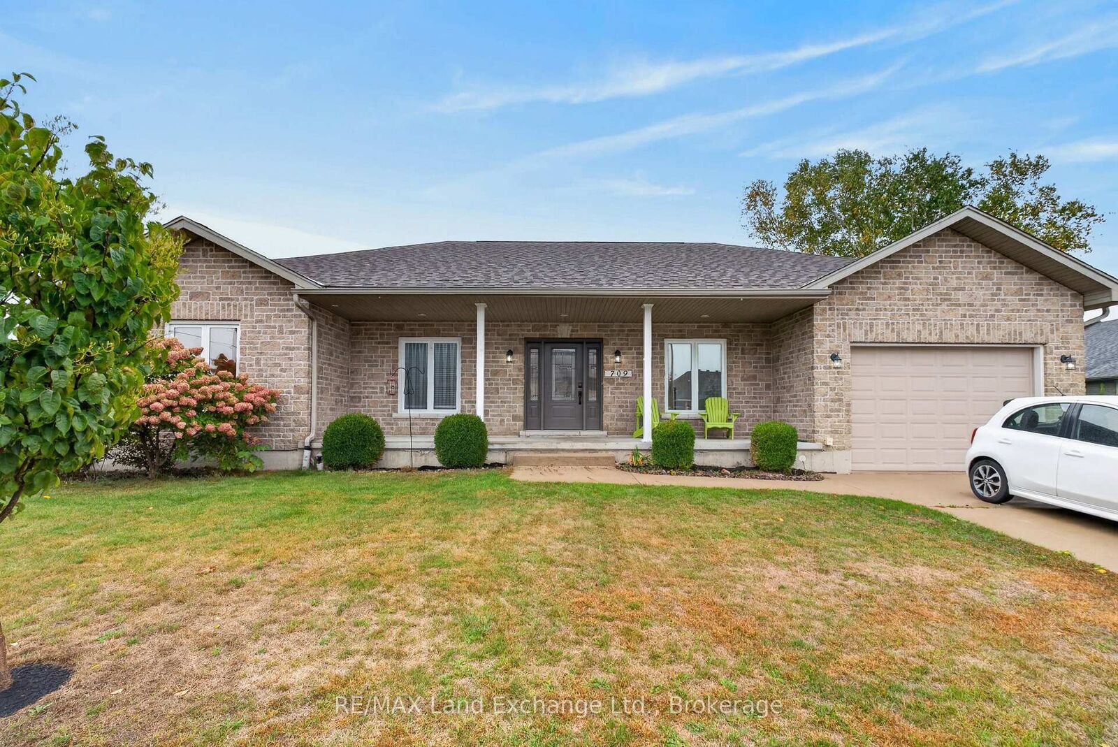 Property Photo:  709 McGaw Drive  ON N2Z 1W1 