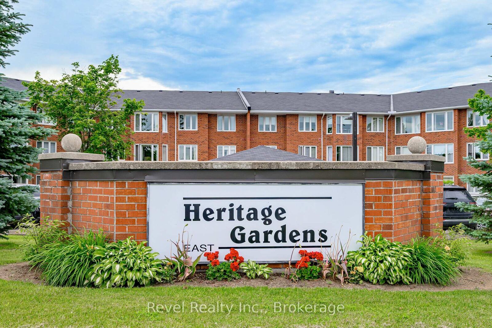 Property Photo:  3 Heritage Way 302  ON K9V 5Z1 