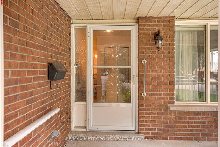 Property Photo:  598 Black Oak Crescent  ON N2V 1A5 