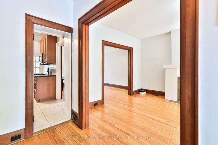 Property Photo:  60 Manor Road E  ON M4S 1P8 
