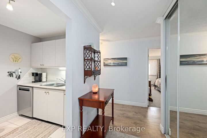 Property Photo:  735 Deveron Crescent 112  ON N5Z 4X8 