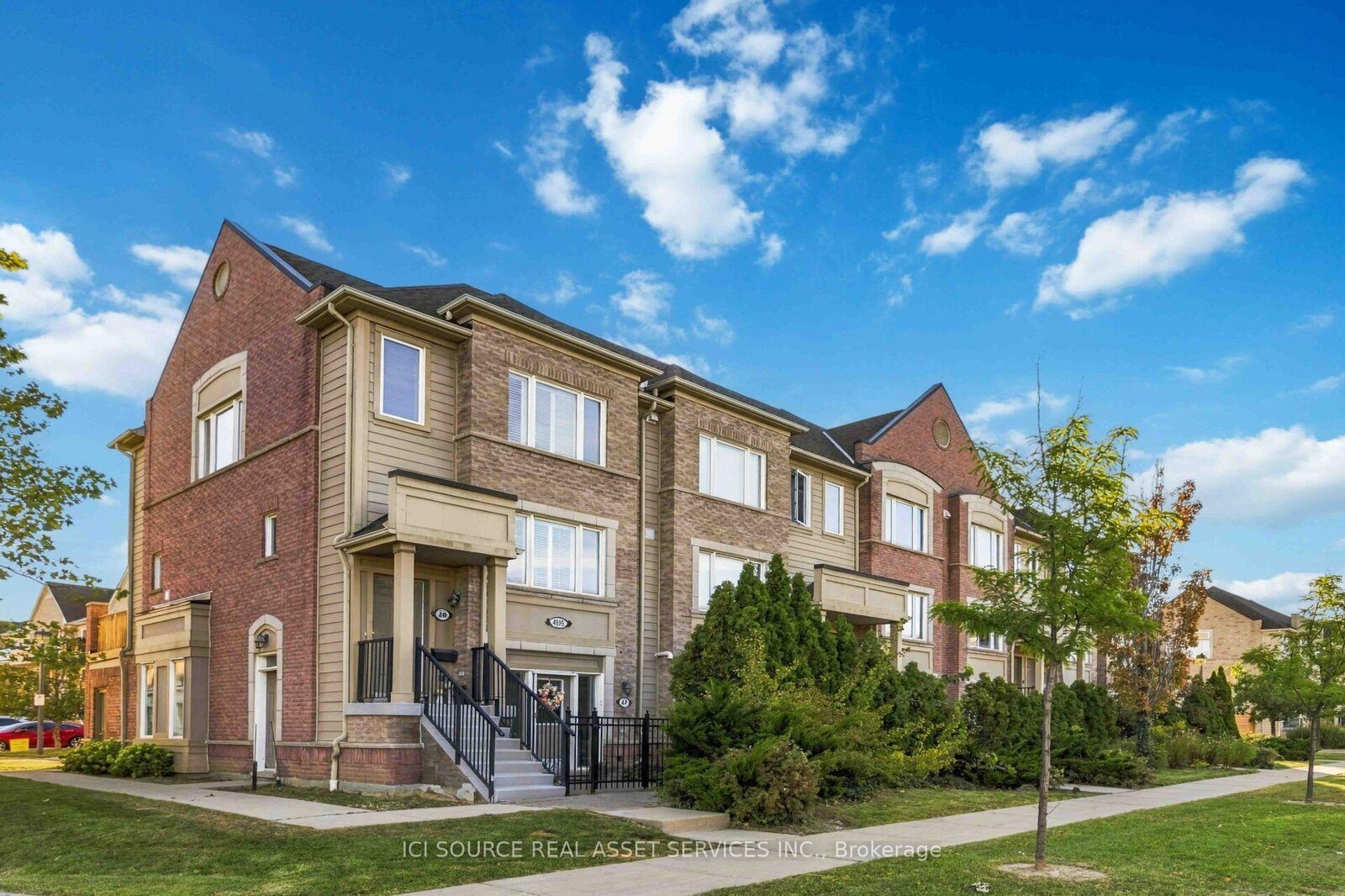 Property Photo:  4985 Southampton Drive 48  ON L5M 8C6 