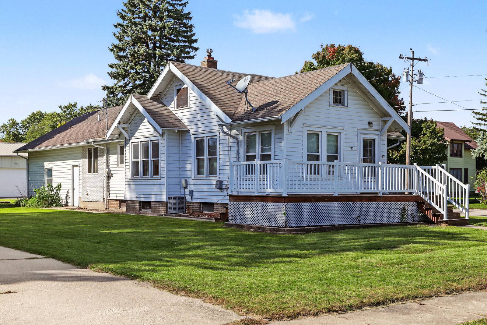 Property Photo: 723 Elm Avenue IA 50248