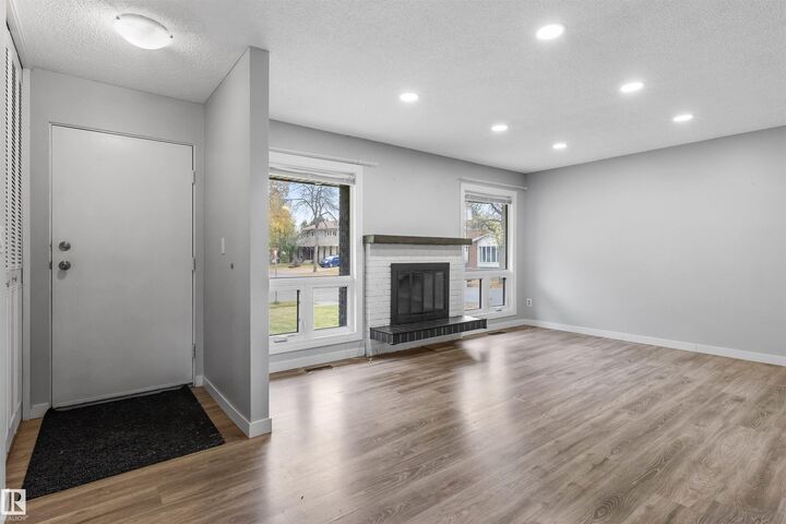 Property Photo:  1 Lloyd Place  AB T8N 2H4 