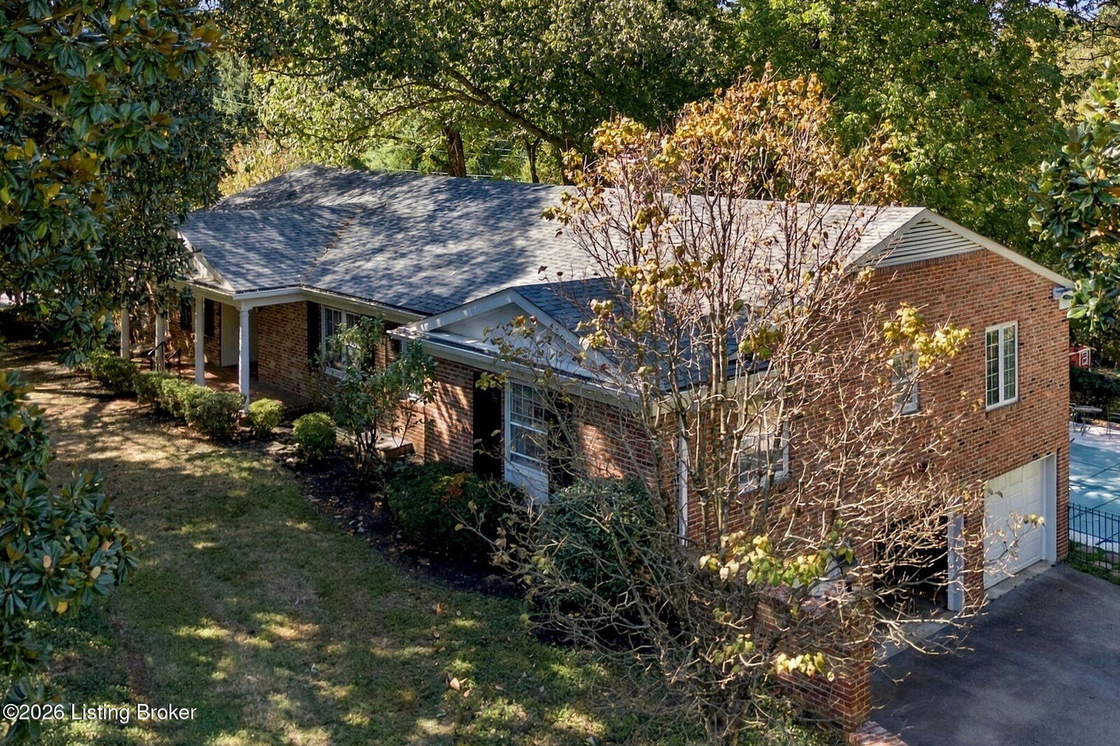 Property Photo:  5204 Tomahawk Rd  KY 40207 