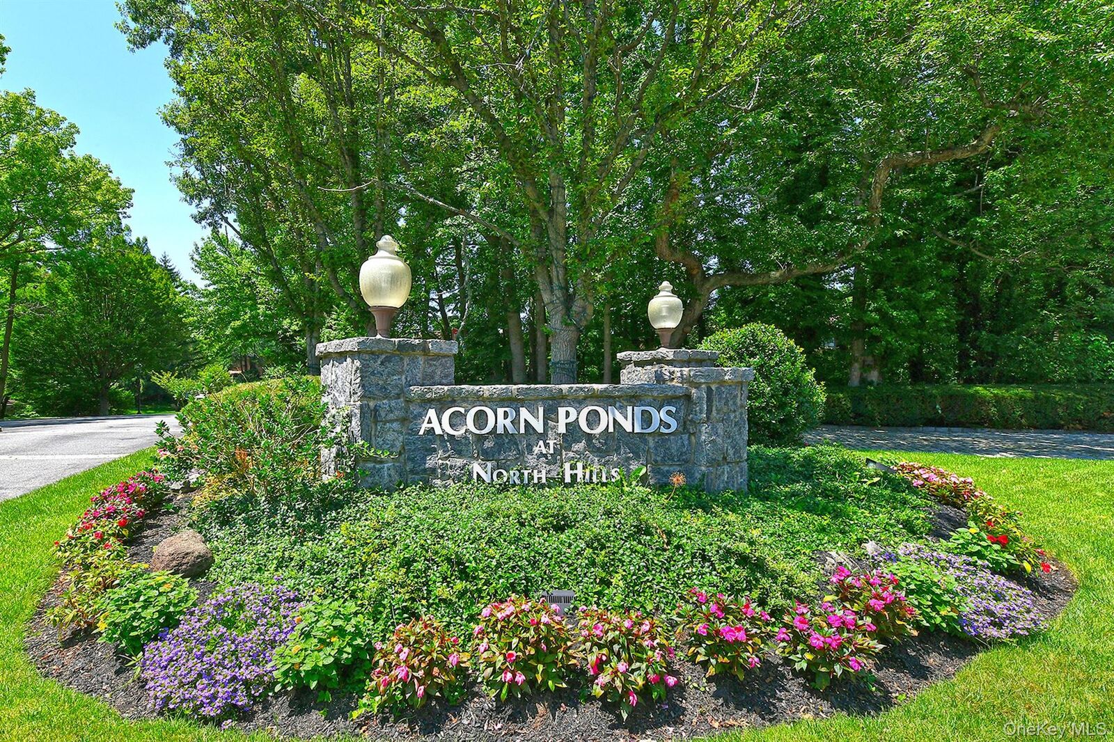 Property Photo:  19 Frost Pond Drive  NY 11576 
