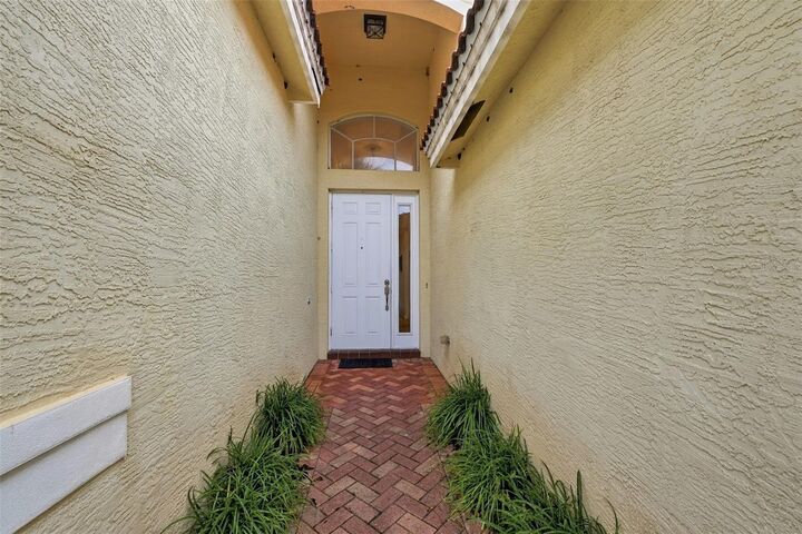 Property Photo:  5014 Sandy Brook Circle  FL 33598 