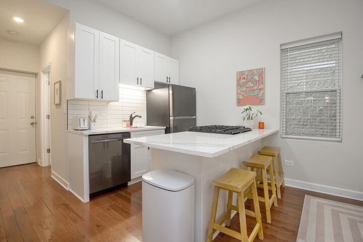 Property Photo:  3505 N Sheffield Avenue 1R  IL 60657 