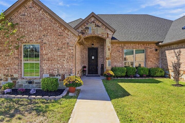 Property Photo: 139 Stanford Lane TX 76082
