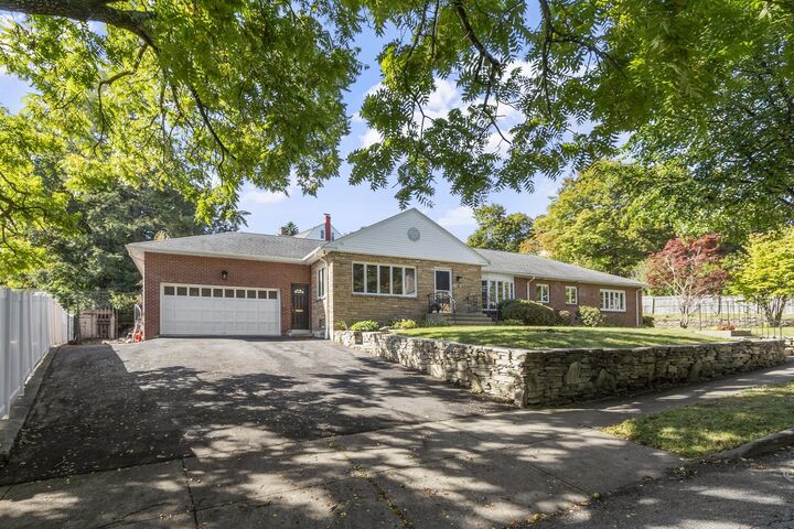 Property Photo:  19 Chamberlain Pkwy  MA 01602 