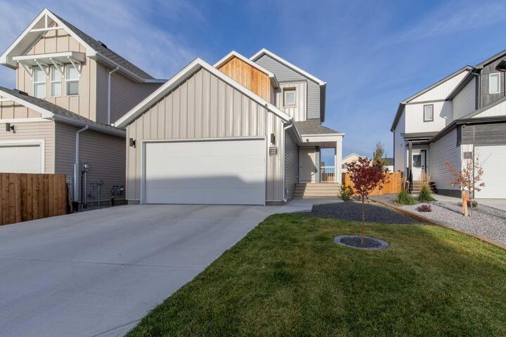 Property Photo: 22 Goldenrod Place W AB T1J 5W9