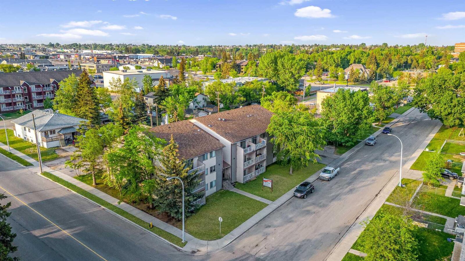 Property Photo:  10028 105 Avenue 21  AB T8V 1H1 