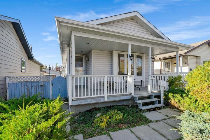 Property Photo:  921 Erin Woods Drive SE  AB T2B 2X1 