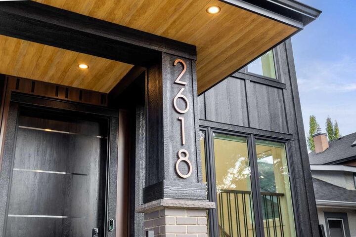 Property Photo:  2618 26 Street SW  AB T3E 2A9 
