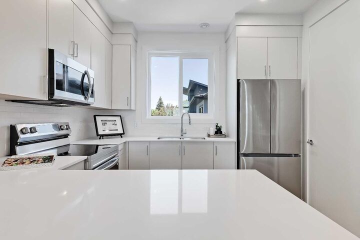 Property Photo:  828 8 Avenue NE 8  AB T2E 9E2 