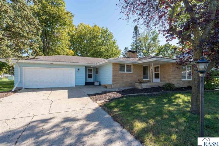 Property Photo:  605 N Market Street  MN 56048 