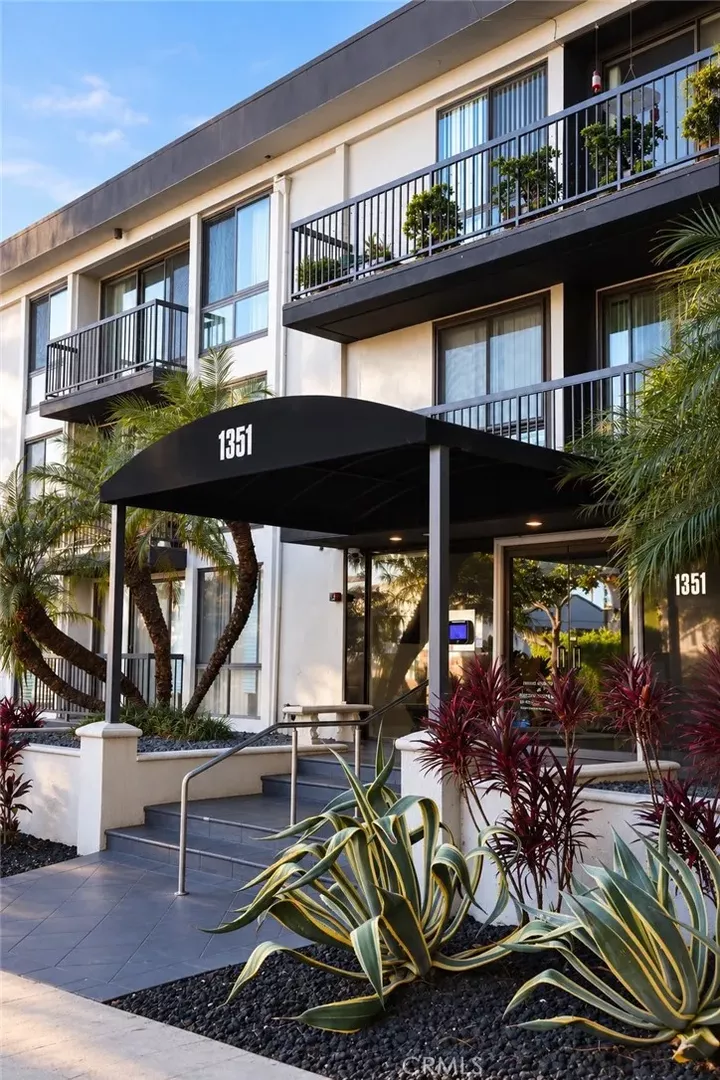 Property Photo:  1351 N Crescent Heights 308  CA 90046 