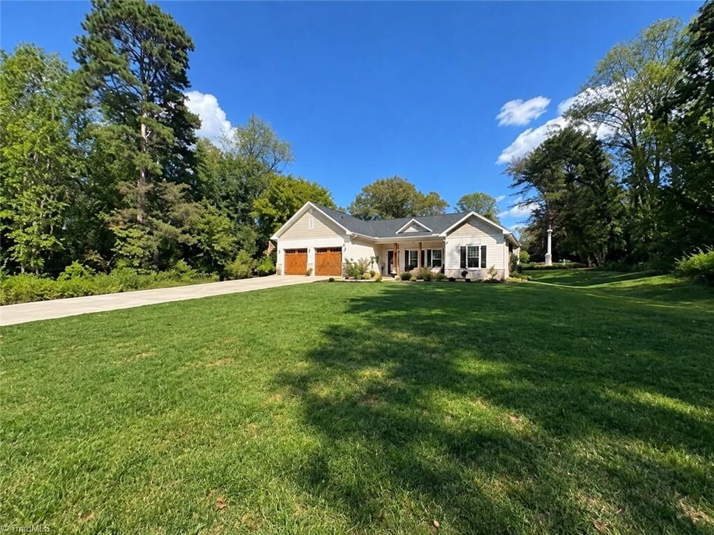 Property Photo:  110 N Pineland Avenue  NC 28642 