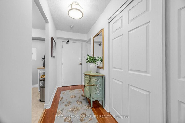Property Photo:  4 Park Vista N/A 1006  ON M4B 3M8 