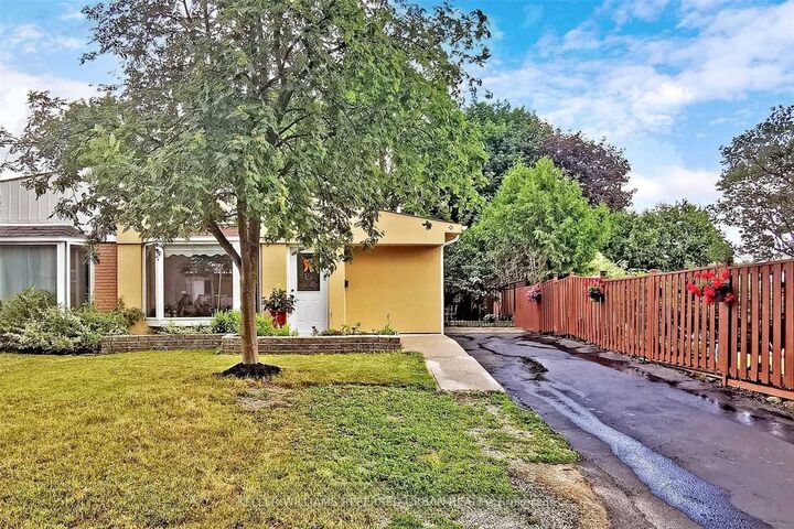 Property Photo:  64 Lindsay Avenue  ON L3Y 4N6 