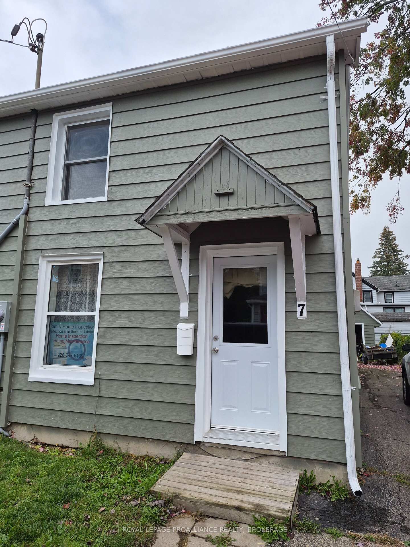 Property Photo: 7 Dales Avenue ON K6V 5G9