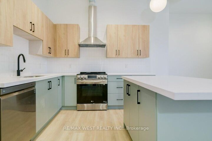 Property Photo:  2083 Danforth Avenue 202  ON M4C 1K1 