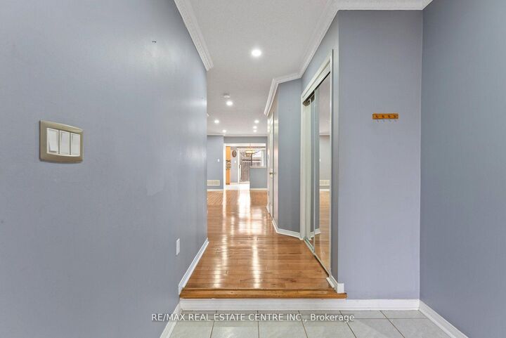 Property Photo:  5382 Longhouse Crescent Upper  ON L5R 4A5 