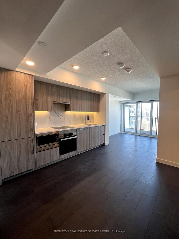 Property Photo:  3 Concord Cityplace Way 5009  ON M5V 0X4 