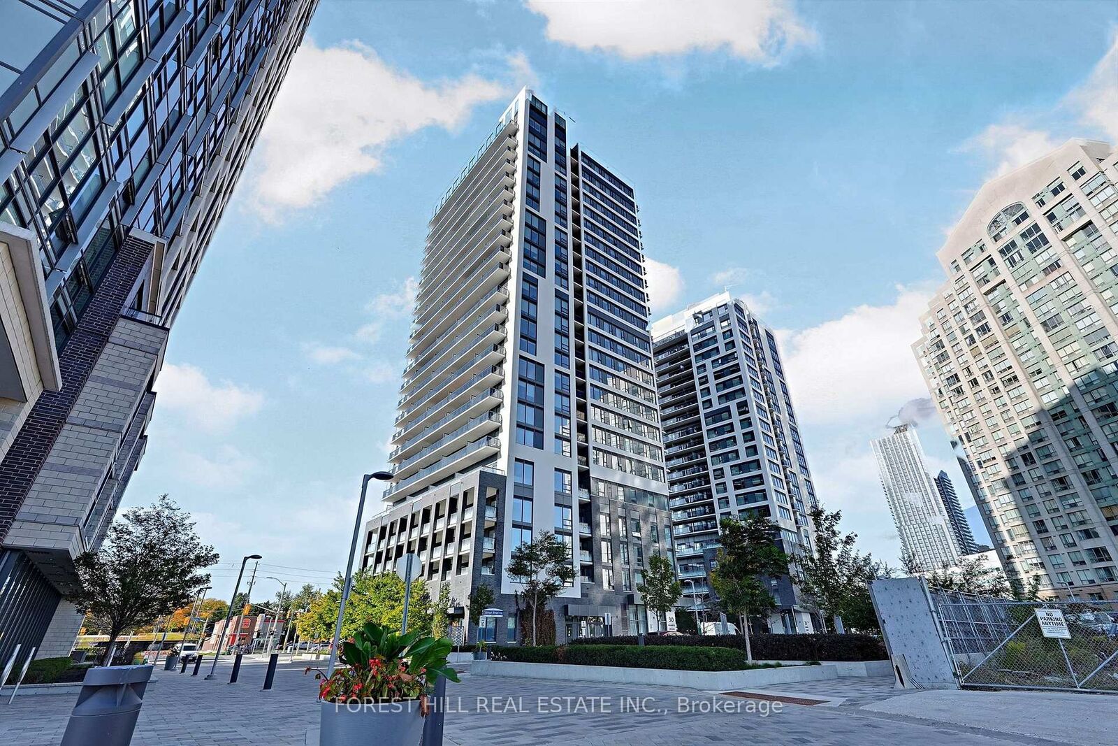 Photo de la propriété: 30 Samuel Wood Way 1708 ON M9B 0C9