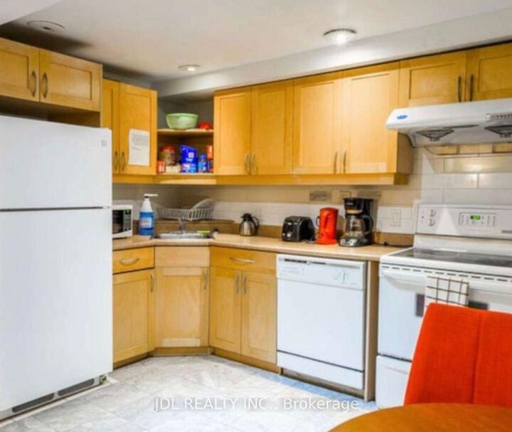 Property Photo:  118 Shuter St Street Masterbedroom A 2nd Floor  ON M5A 1V8 