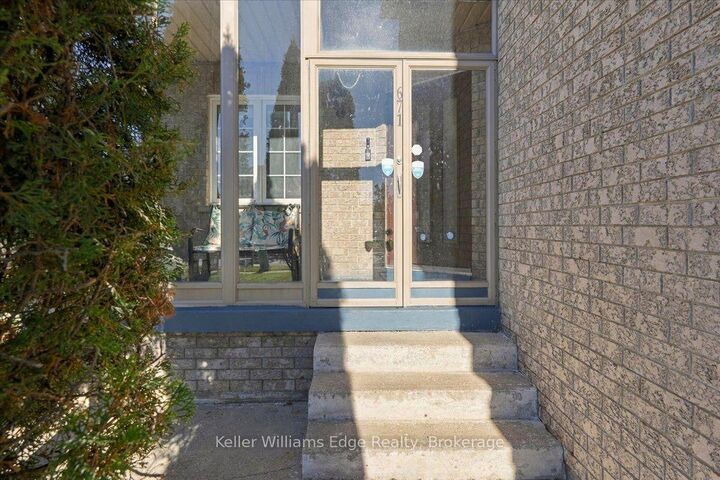 Property Photo:  671 Twain Avenue  ON L5W 1K7 