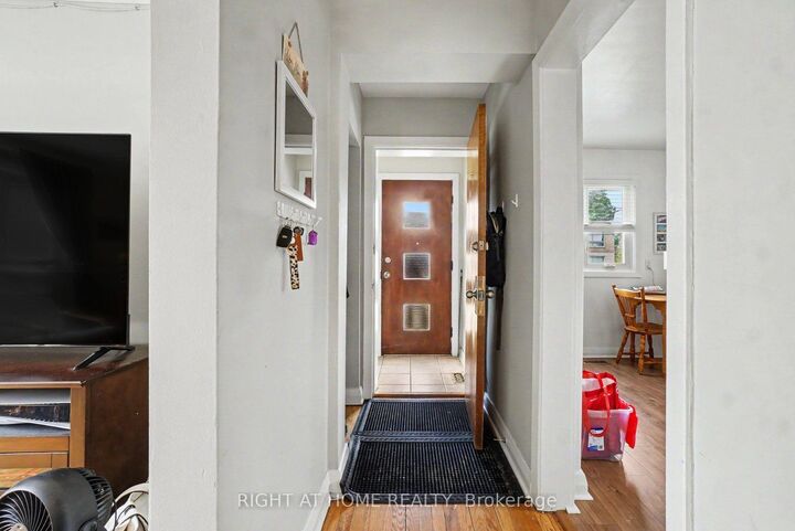 Property Photo: 707 Edison Avenue 1 ON K2A 1W2