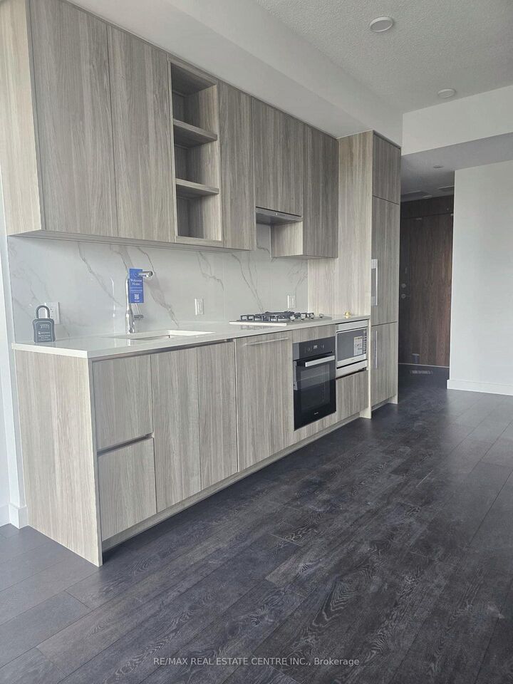 Property Photo: 75 Billes Heights 1108 ON M2K 0J8