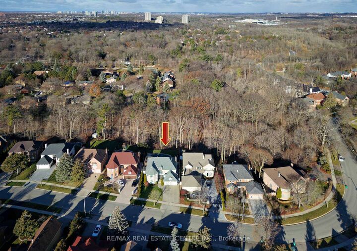 Property Photo: 1837 Sevenoaks Drive ON L5K 2N5