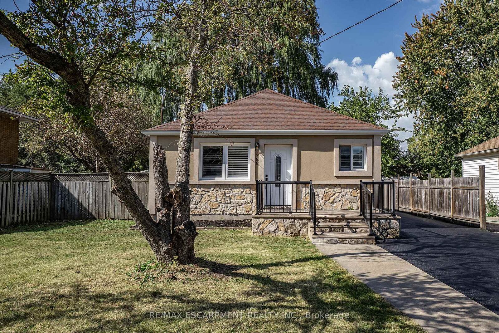 Property Photo:  788 Upper Gage Avenue  ON L8V 4K4 